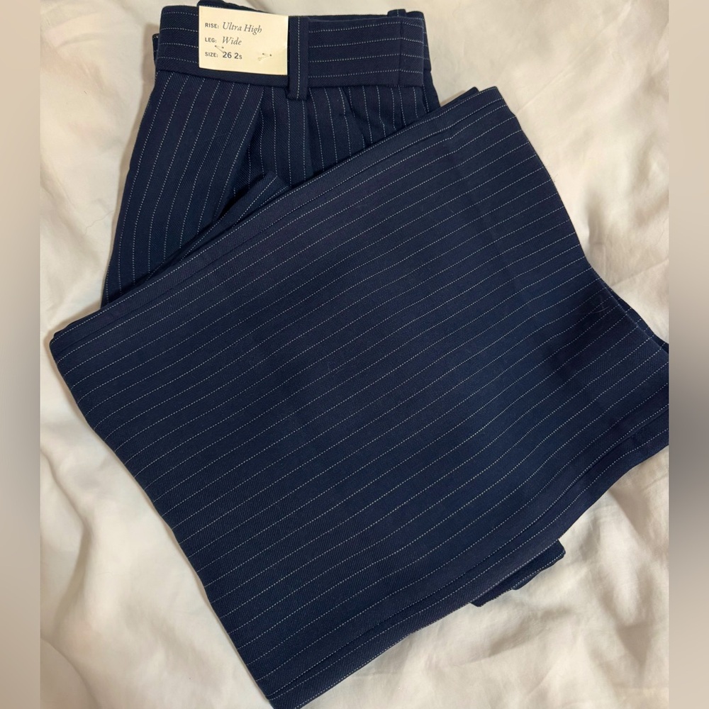 Abercrombie and Fitch ultra high-rise wide leg pants. Size 26 Short